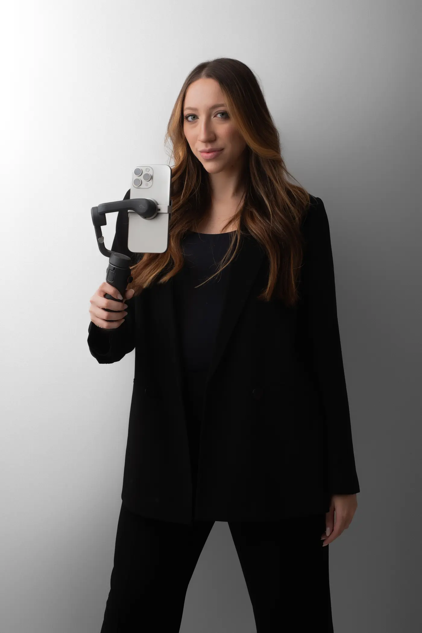 Giulia Toledo segurando um gimbal com celular acoplado